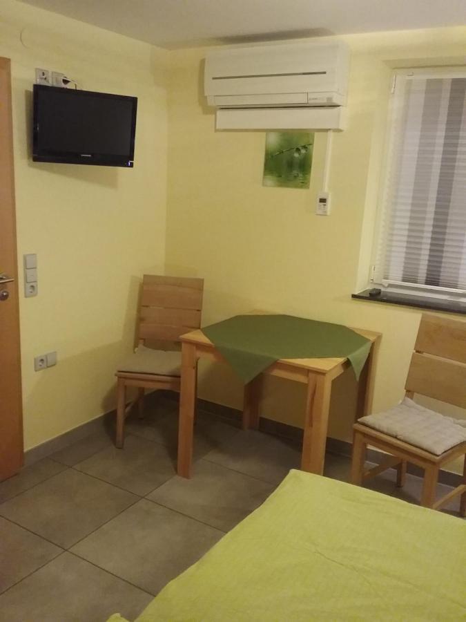 Gaestezimmer , Pension Wauri Waldenbuch Exterior foto